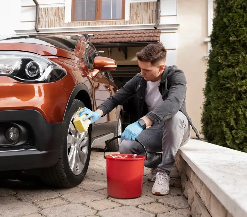 Lavage auto à domicile Saint-Martin-Longueau : professionnel intervenant sur un véhicule
